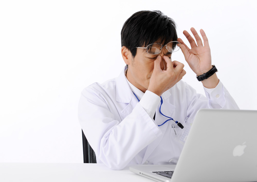 過度の「ブルーライト」で目は老化する!?